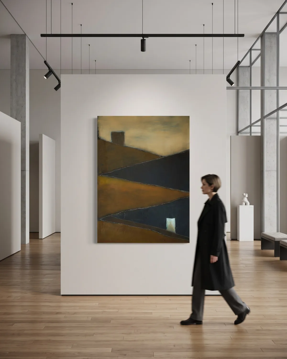 Fotografía de una galería de arte contemporáneo con suelos de madera clara. En primer plano, una mujer vestida con abrigo negro camina de perfil con un suave efecto de desenfoque de movimiento. Al fondo, colgada en una pared blanca, destaca una pintura abstracta vertical con franjas diagonales en ocre, marrón y azul oscuro. La pintura muestra un pequeño bloque oscuro superior y un rectángulo blanco luminoso abajo a la derecha.
