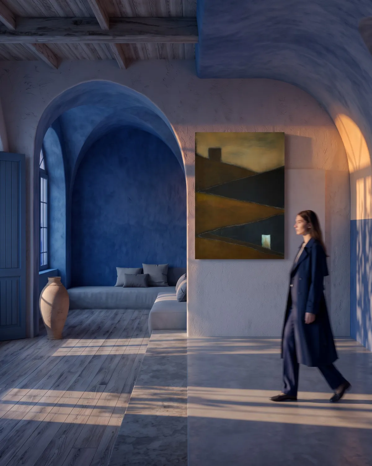 El cuadro TENSUM colgado en una pared blanca entre grandes arcos pintados de azul cobalto, iluminados por el atardecer, con una figura difuminada caminando.