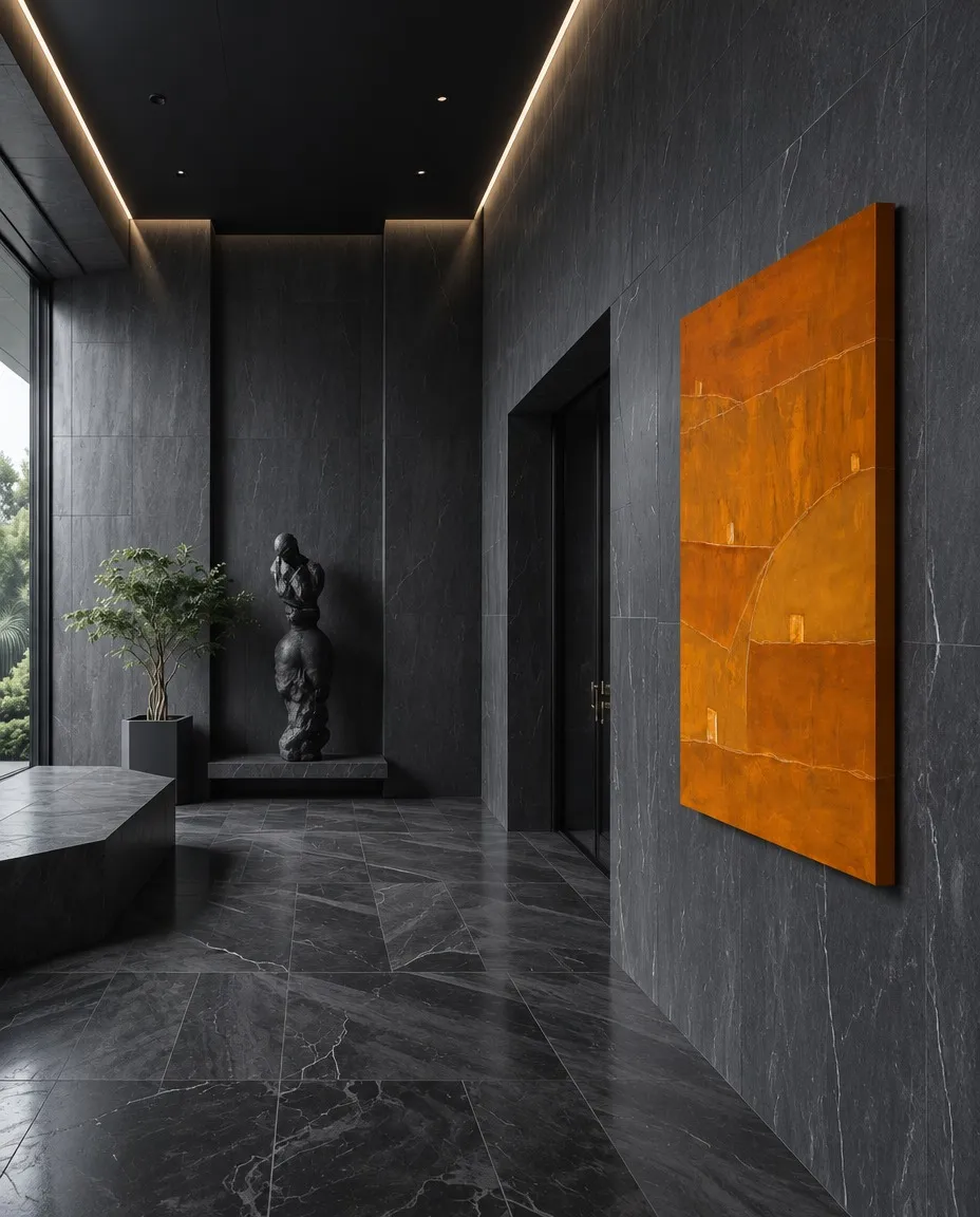 Pintura abstracta naranja TESSERA colgada en la pared de mármol negro de un pasillo minimalista y elegante, junto a una escultura oscura al fondo.