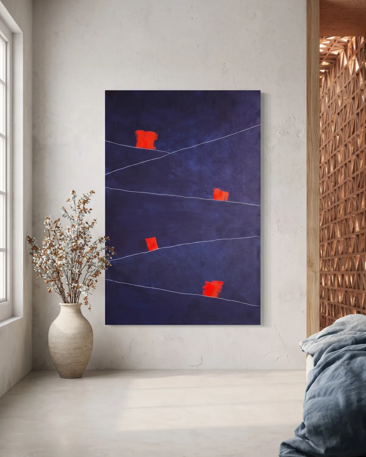 Obra abstracta SIGNUM de Maurizio Valch colgada junto a un jarrón de cerámica y un panel decorativo de madera tallada
