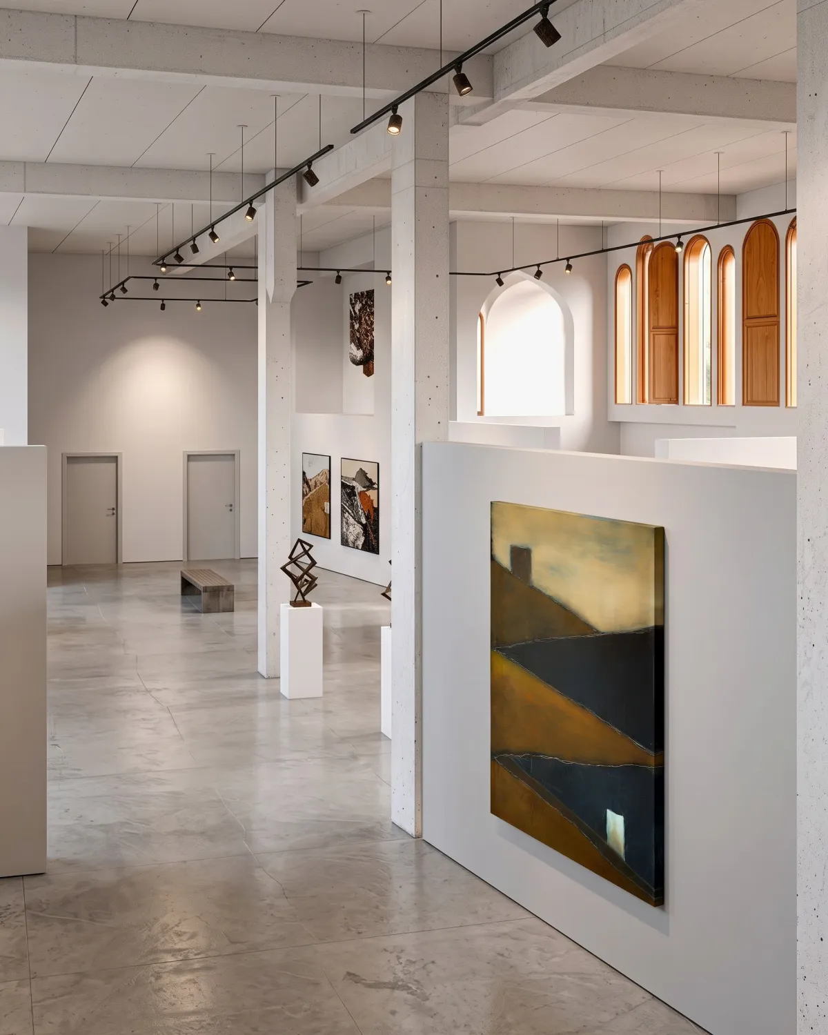 Pintura abstracta de Maurizio Valch titulada TENSUM colgada en la pared blanca de una luminosa galería de arte contemporáneo con columnas de hormigón.