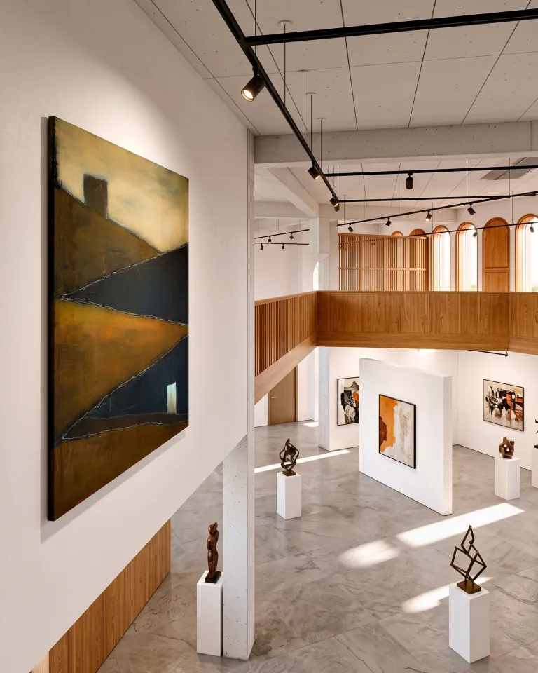 Perspectiva de la obra abstracta TENSUM colgada en la pared principal de una espaciosa galería de arte moderno con esculturas y techos altos.