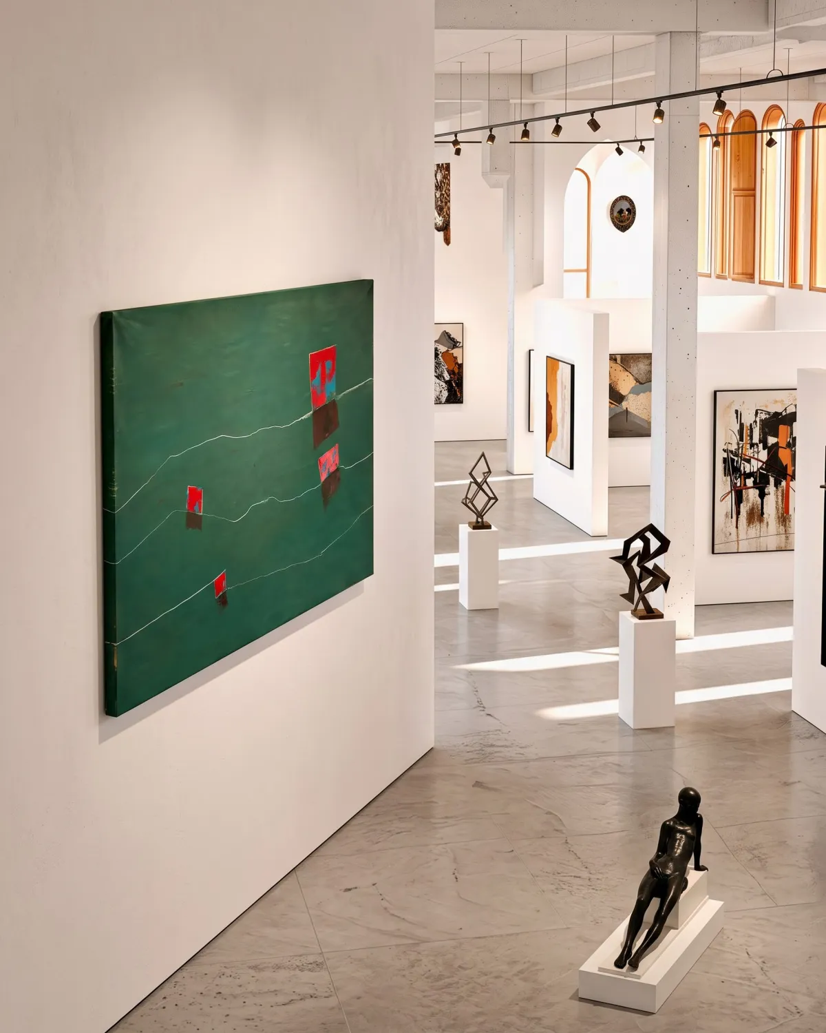 Three-quarter perspective of the abstract artwork NEXUS by Maurizio Valch in a bright contemporary art gallery with sculptures.