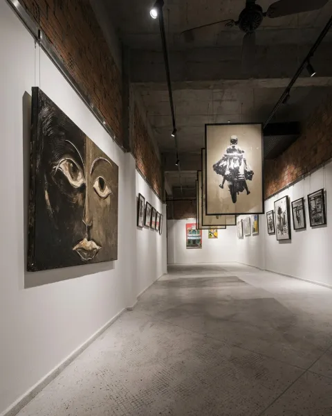 Abstract painting by Maurizio Valch showing a monumental face divided in half: the left side is thick and black, while the right side is earthy and ochre.