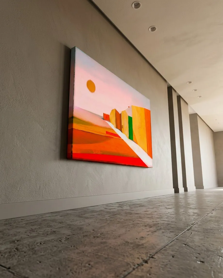 VIA SOLIS, pintura abstracta de Maurizio Valch, vista en escorzo sobre una pared gris de pasillo; una vía blanca atraviesa campos rojos, naranjas y amarillos bajo un sol naranja.