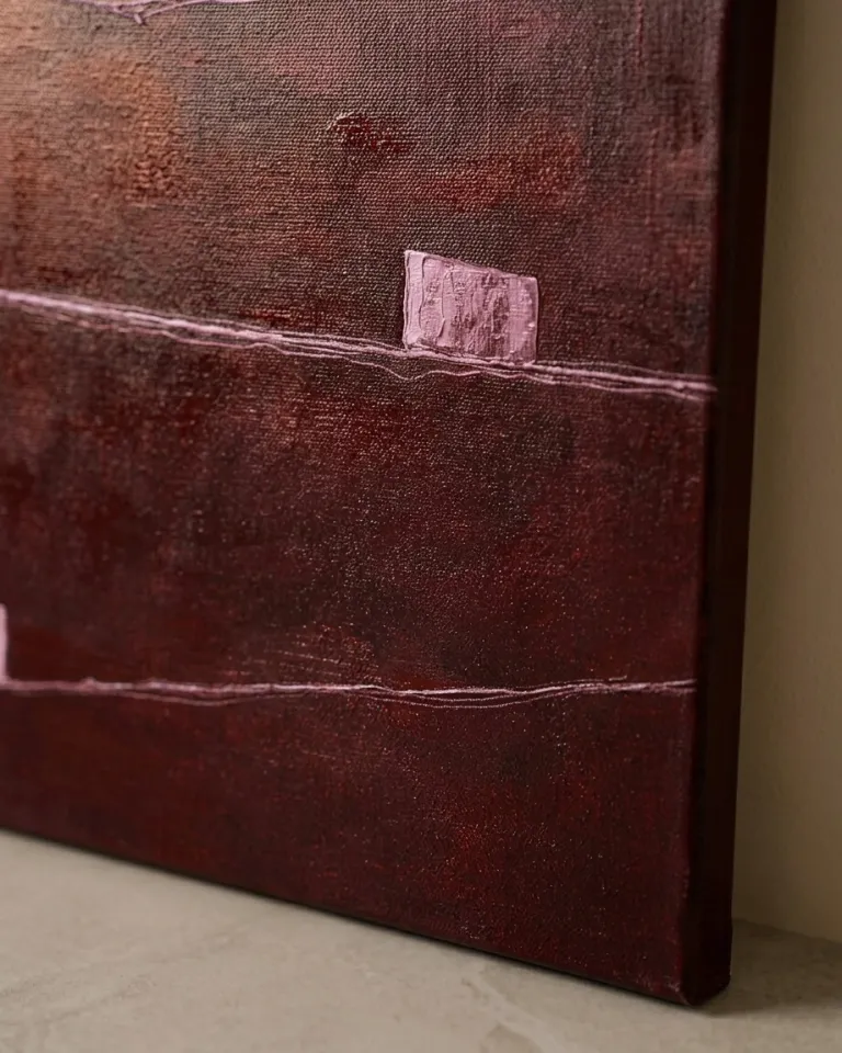 Primer plano de una pintura abstracta con un fondo principal en rojo térreo oscuro y líneas horizontales finas en lila pálido. Un pequeño bloque rectangular con empaste del mismo color lila resalta sobre el fondo. Se aprecia la textura visible del lienzo.