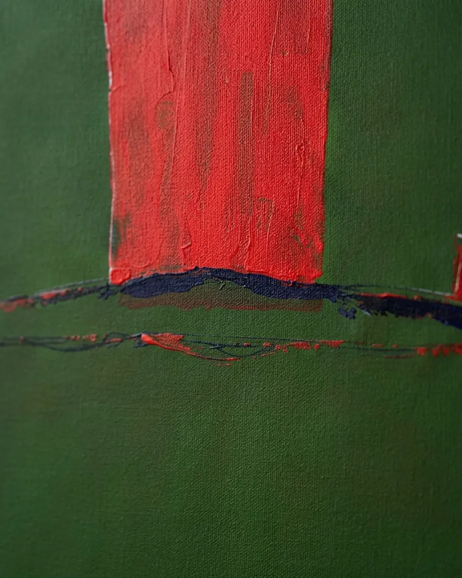 Primer plano de una pintura abstracta vertical. Un bloque rectangular rojo intenso con empastes se superpone a un fondo verde oscuro. Una línea horizontal negra con sutiles matices azules y rojos divide el rojo del verde. Se aprecia la textura del lienzo y las pinceladas.