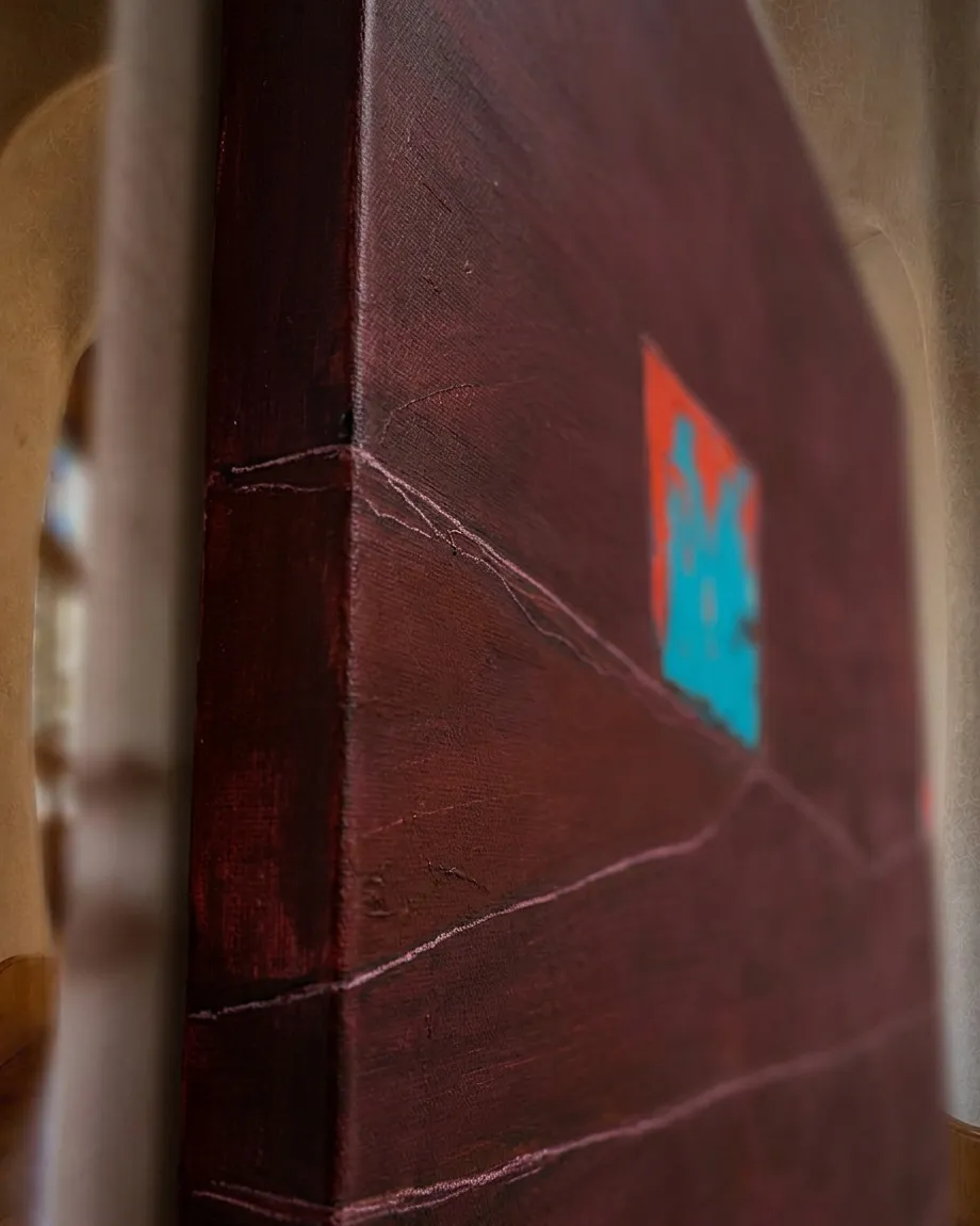 Close-up of the profile of the FISSURA canvas showing the three-centimeter stretcher thickness and the roughness of the pictorial matter.