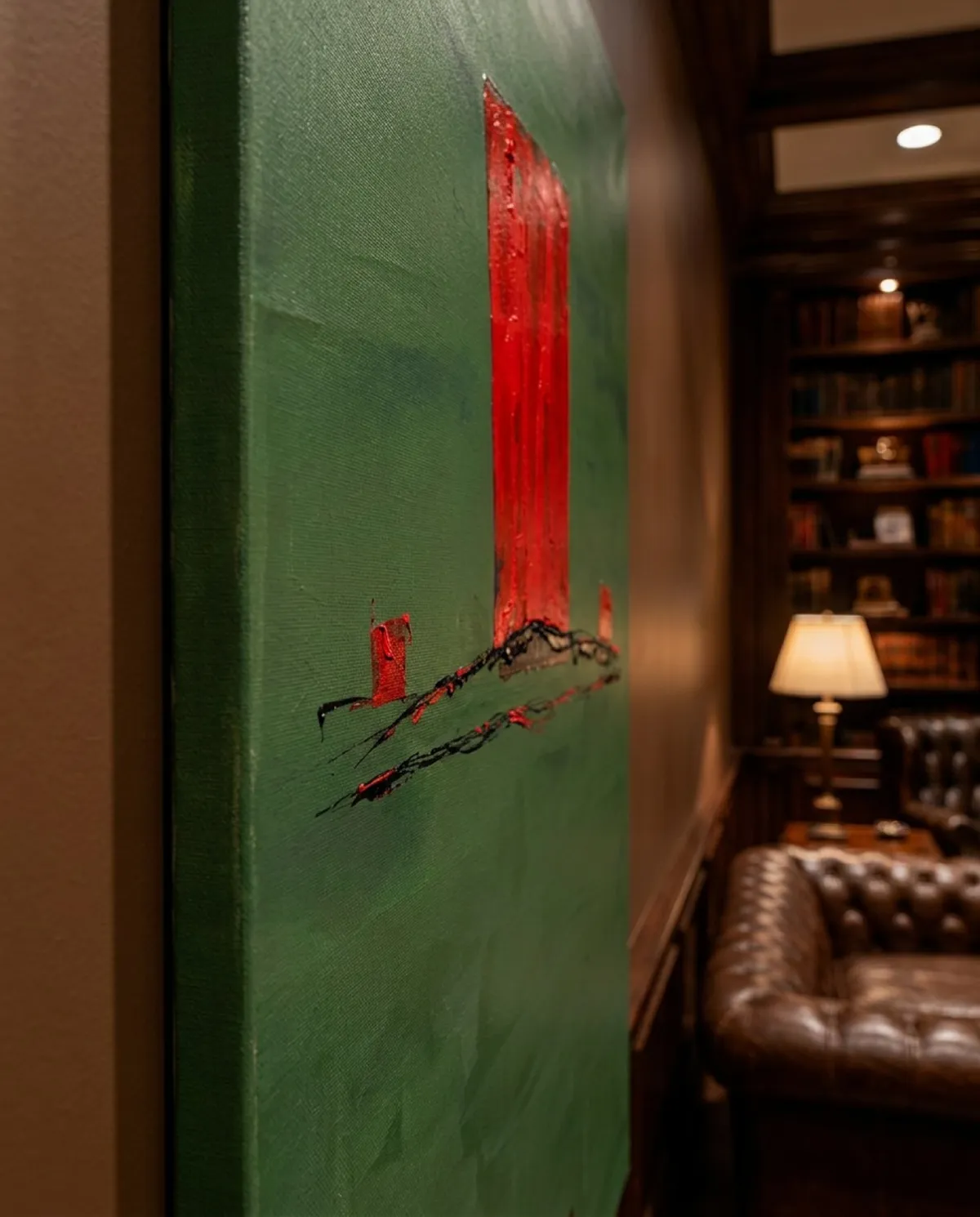 Vista en perspectiva del lienzo abstracto ASCENSUS de Maurizio Valch colgando en una pared de un salón refinado con sofás de cuero.