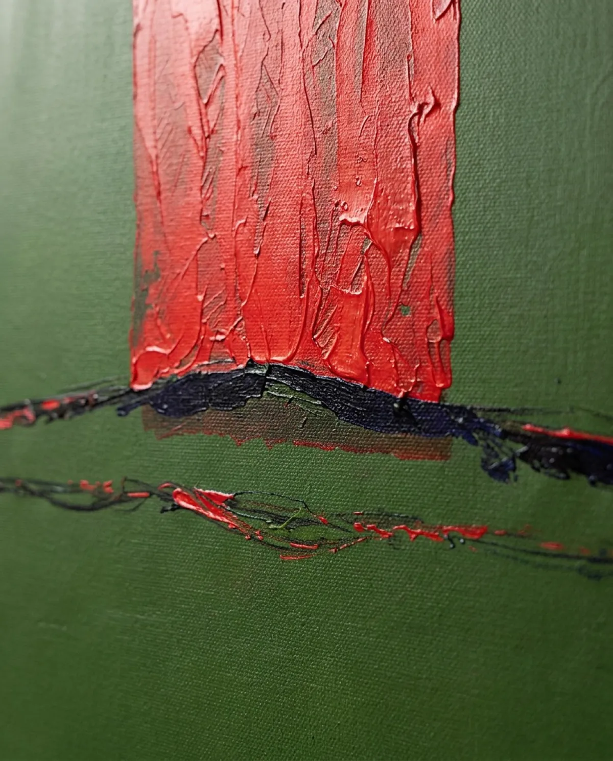 Plano de detalle macro enfocado en la unión del bloque carmesí rugoso y la incisión negra central sobre el fondo verde oliva de la pintura.