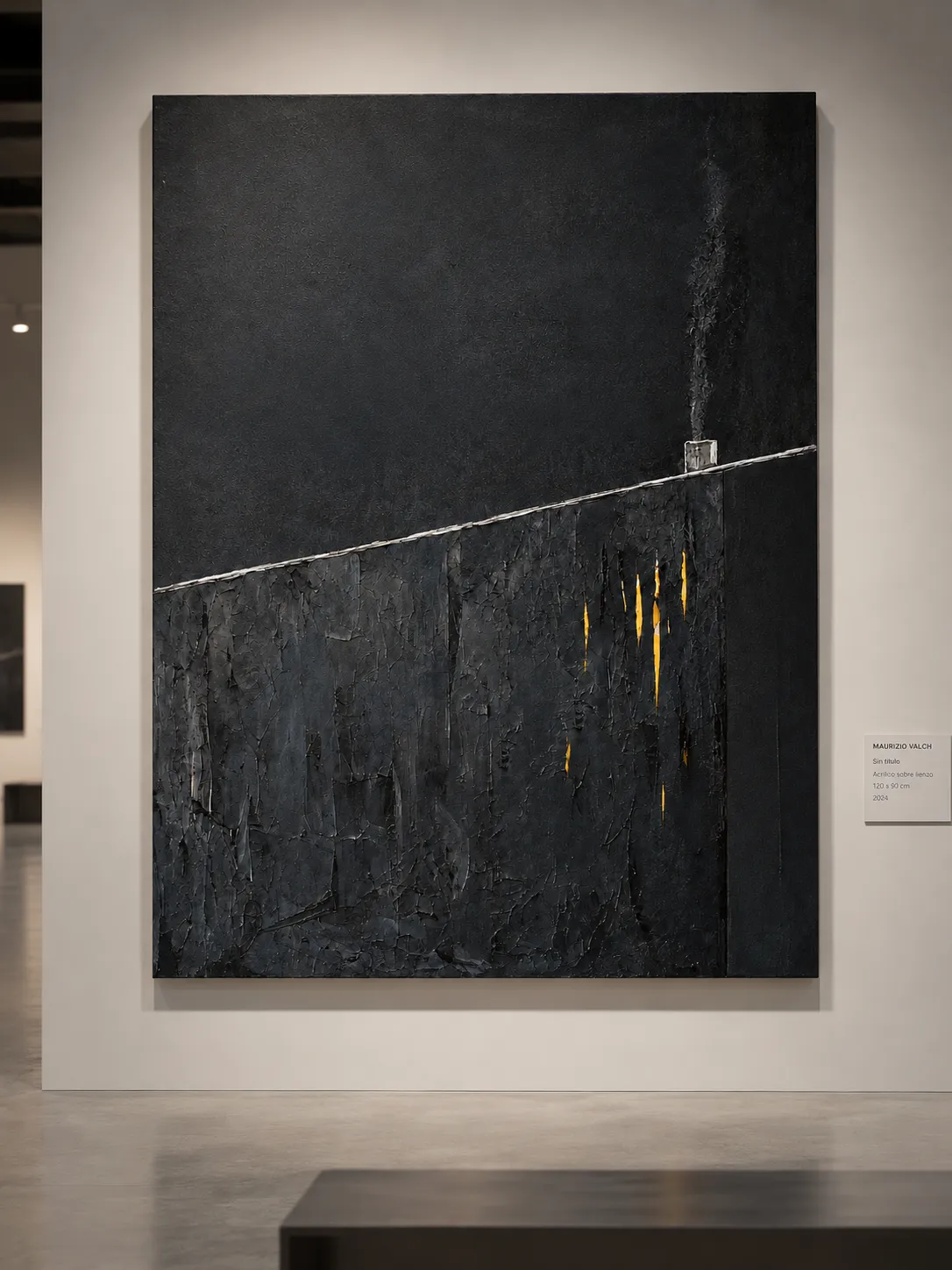 Vista de frente de una gran pintura abstracta vertical expuesta en la pared blanca de un museo, con una banca de madera en primer plano.