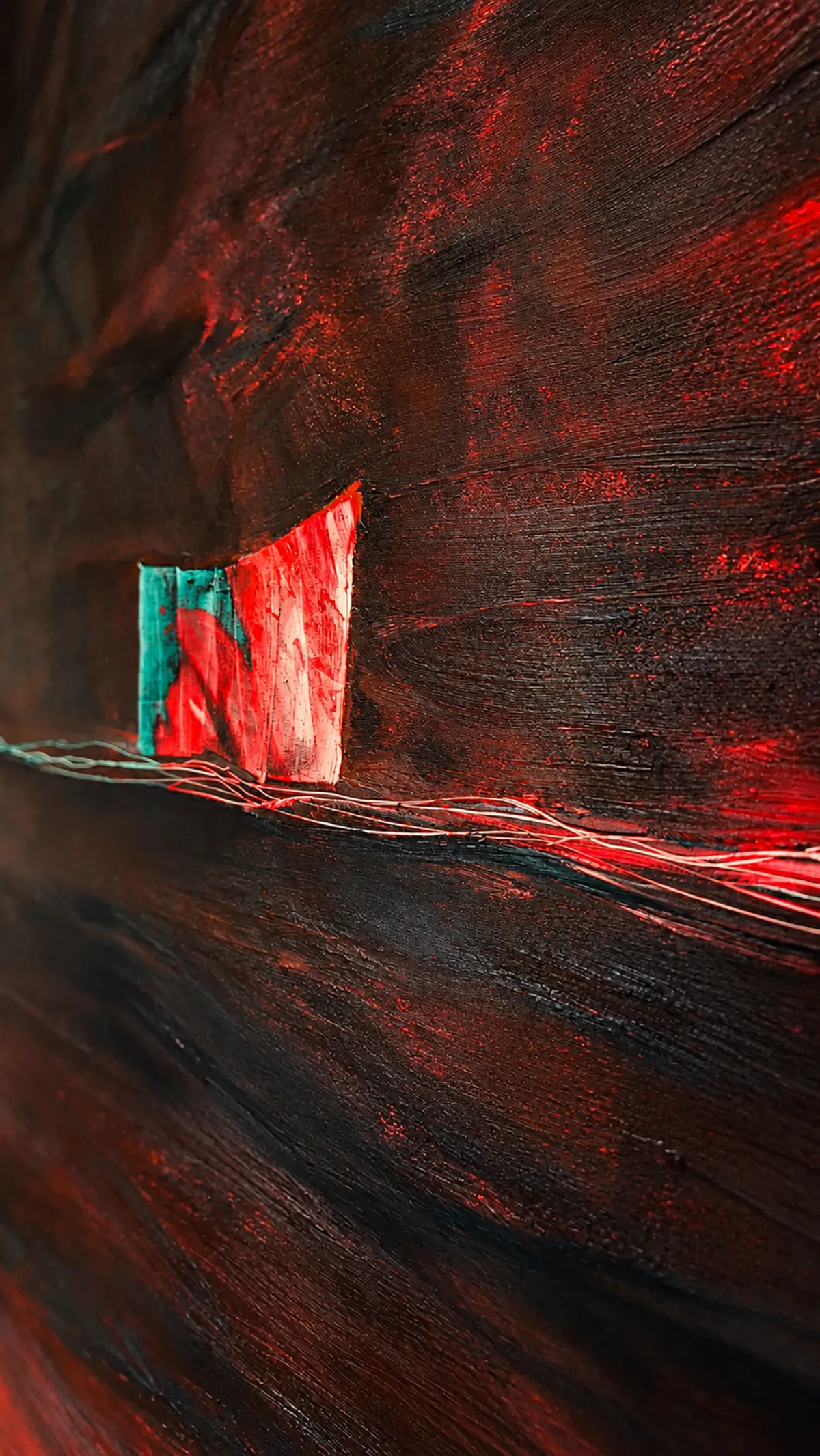 Plano detalle de la textura rugosa de la pintura al óleo, mostrando el corte inciso horizontal y el relieve del pequeño bloque turquesa y rojo.
