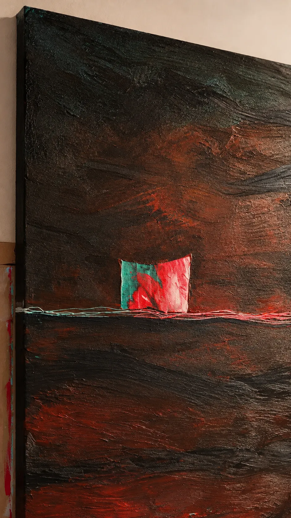 Vista angular en perspectiva del lateral izquierdo del lienzo de Maurizio Valch, mostrando los empastes de pintura, el relieve de la superficie y el borde del bastidor.