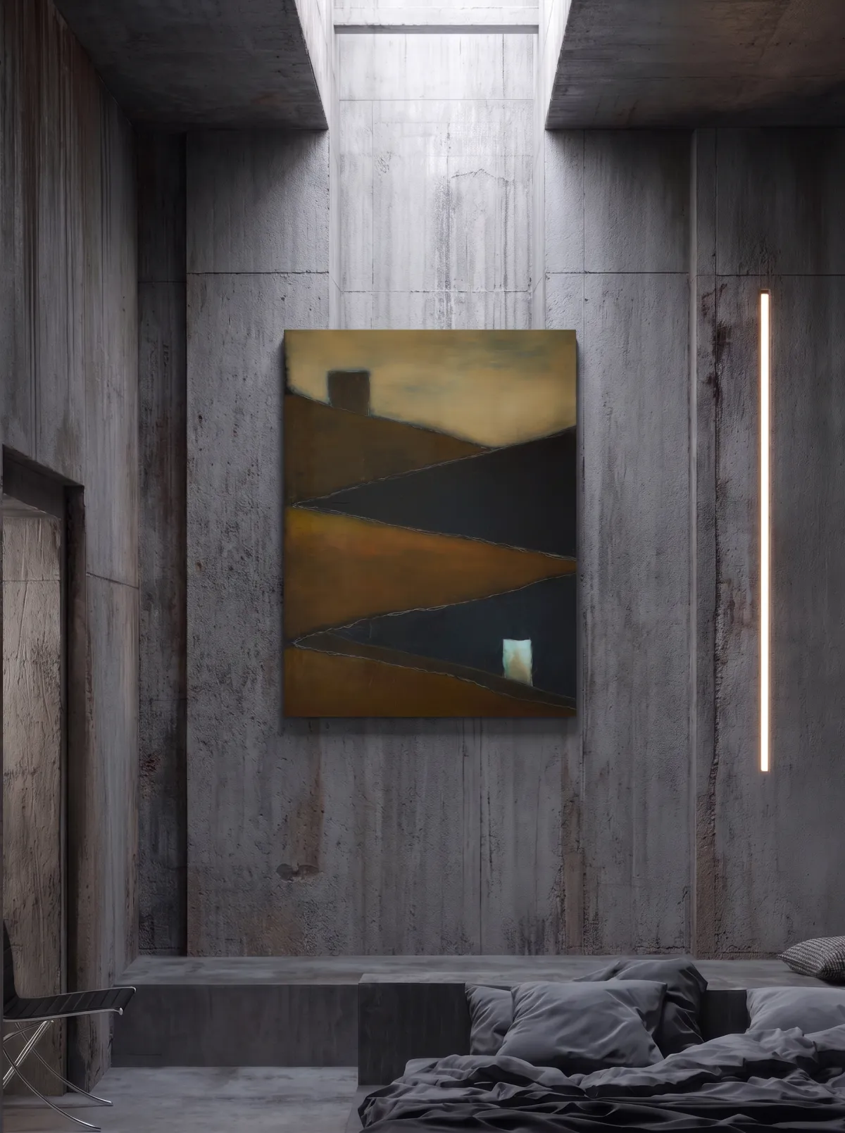 Cuadro vertical TENSUM expuesto sobre una pared de hormigón visto bajo la luz cenital de un tragaluz brutalista.