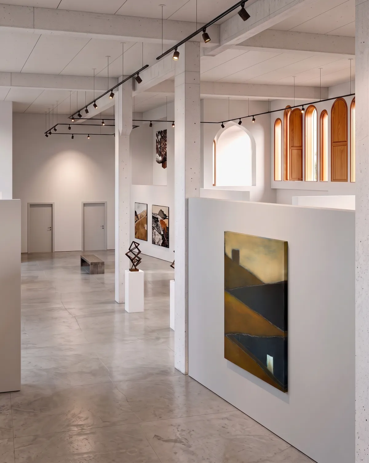 Vista detallada de la pintura abstracta TENSUM de Maurizio Valch expuesta en una sala de diseño arquitectónico contemporáneo con luz de riel.